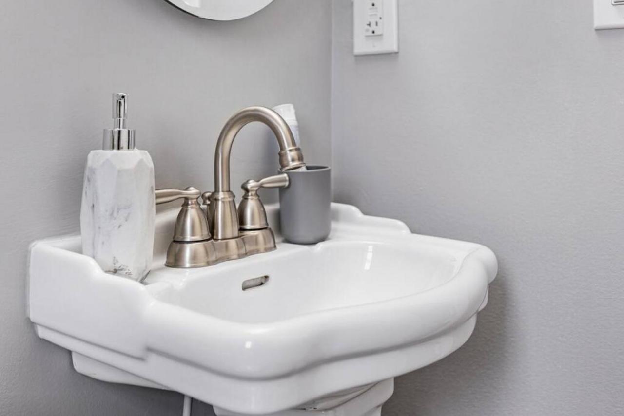 Your Cozy One Bedroom Midtown Детройт Экстерьер фото